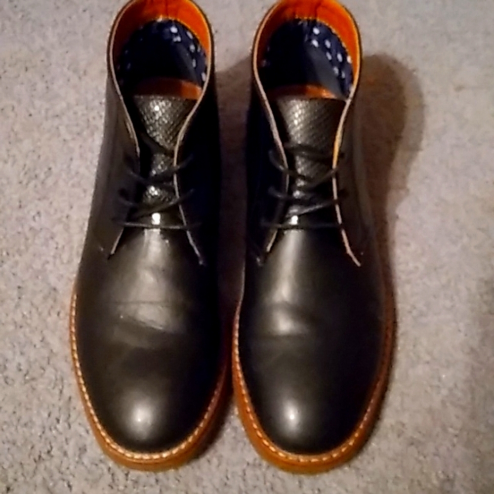 Steve madden size 9 black chuckka
